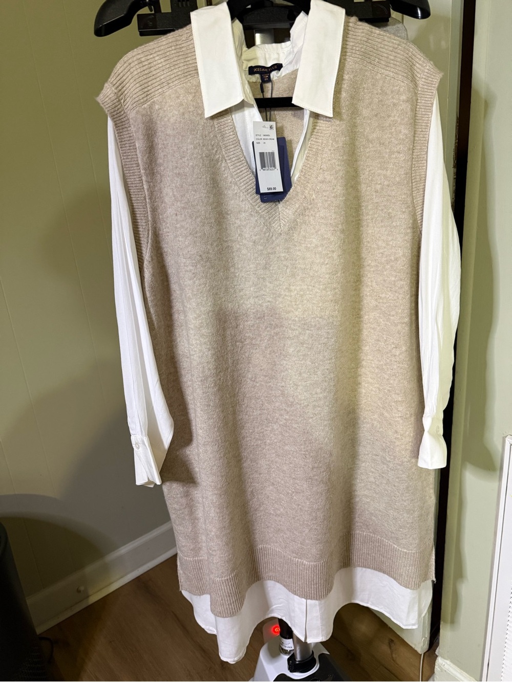 NWT Skies are Blue Women’s Beige V-Neck Sweater Vest with White Shirt Detail. 2x